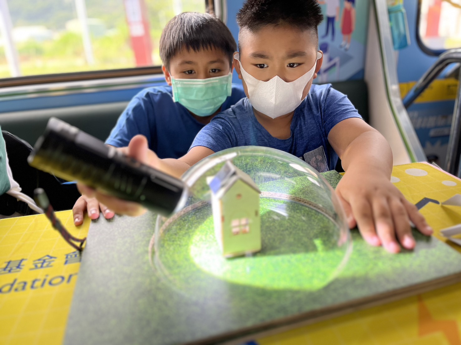 1277星际电子參與基礎科學主題車廂，以STEAM教學精神，設計「逐日科學家」、「太陽能工程師」以及「淨零建築師」三大能源科普課程和實驗